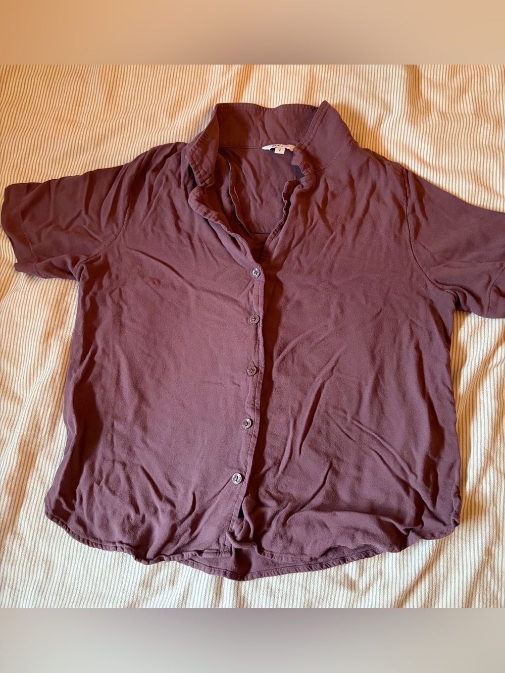 Women’s Reitmans Button-Down Short Sleeve Shirt in Plum size small